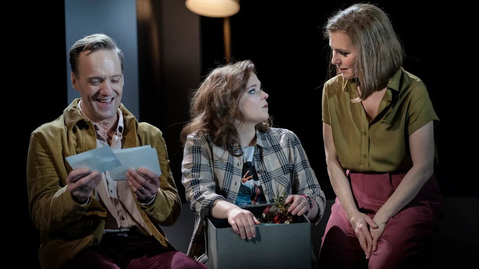 Rolf Lydahl och Helen Sjöholm flankerar Stina Nordberg i en scen ur "Next to normal" på Uppsala stadsteater.