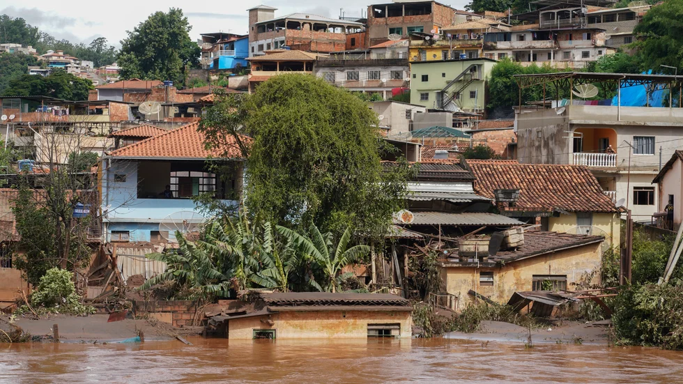 Floden Rio das Velhas svämmar över i staden Raposos i Minas Gerais.