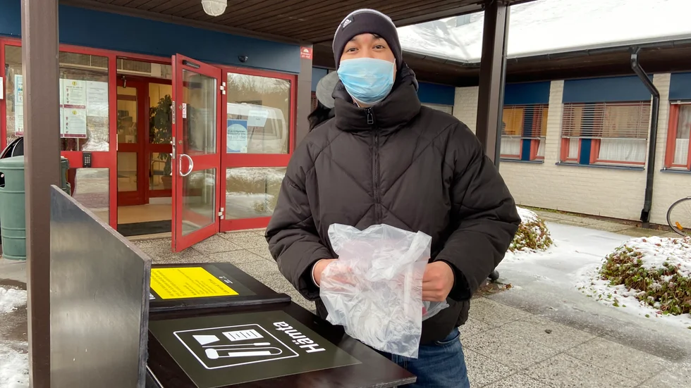 Kommunens hälsoinformatör Mahdi Yaqubi informerar allmänheten om hur lådan ska användas.
