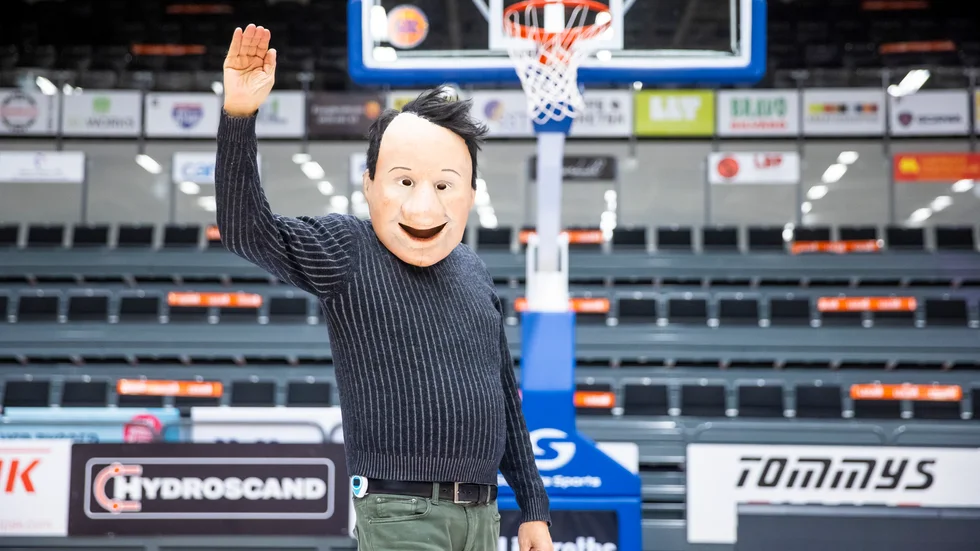 Tore Isakssons andra hem, baskethallen. I slutet av 1990-talet sprang han omkring som Kontore i pauserna, numer leder han tävling, kör segway och är speaker. 