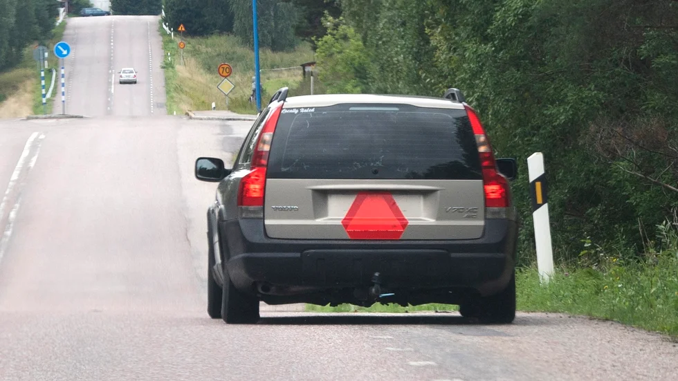 En A-traktor blev påkörd på riksväg 70. Den påkörande bilisten smet från olycksplatsen.