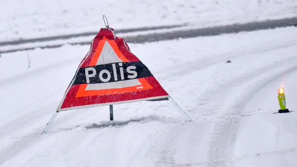 Tre personer fick föras till sjukhus när en buss krockat med en lastbil vid Tidaholm. Arkivbild.