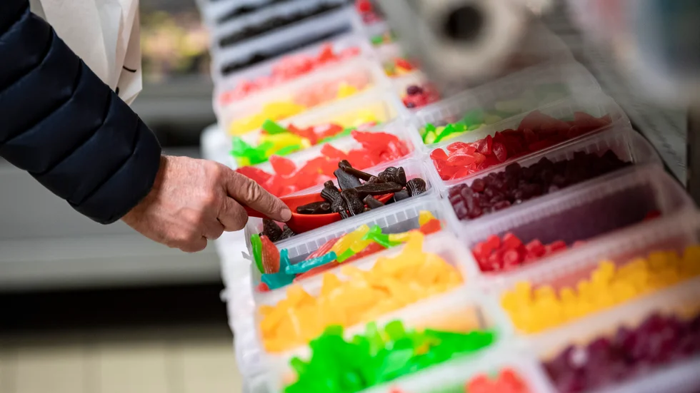 Industriellt tillverkat godis ingår i kategorin ultraprocessade livsmedel, liksom bland annat läsk, energidrycker, glass, chips och frukostflingor.

