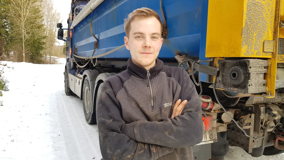 Martin Ingmarsson som kör sandbil skulle ta en genväg på väg till Fröjerum, där han skulle sanda andra vägar. Vägen mellan Övre Rumma och Fröjerum var bitvis glashal, så halt att det gick baklänges i en backe. 