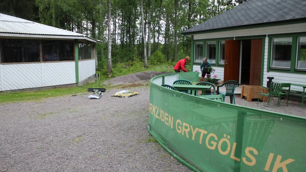 Dansbanan och restaurangen på Björkliden i Grytgöl ska byggas ihop via en ny gång, där även toaletter ska installeras.