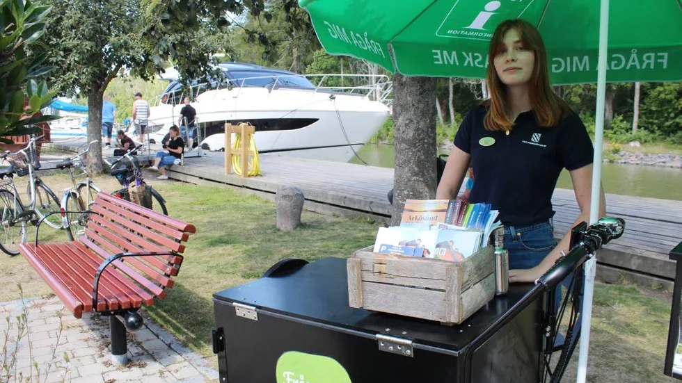 


Turistinformatören Nora Cserhalmi i Söderköpings gästhamn, med den nya lådcykeln.



