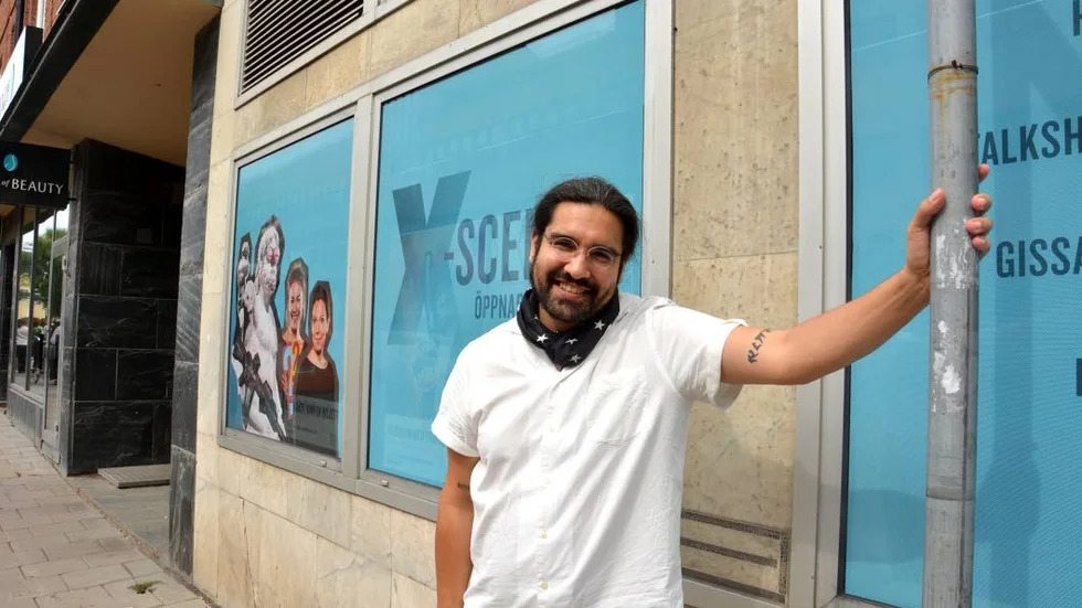 


Nils Poletti, teaterchef på Östgötateatern, utanför Norrköpings nygamla scen "X-scenen".



