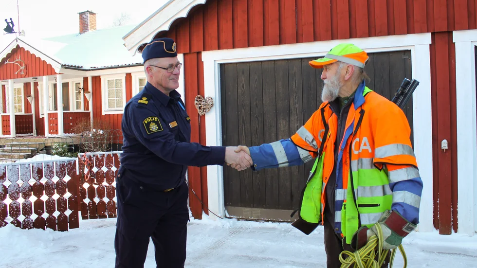 Per-Anders Eriksson, länsansvarig polis i Nationella Viltskyddsrådet i Östergötland, var på besök hemma hos Johnny Waldau, för att tacka honom för hans engagemang.