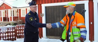 80-åriga Johnny hyllas efter 1 000 uppdrag som eftersöksjägare: "Sätter djurens mående först och ställer alltid upp"