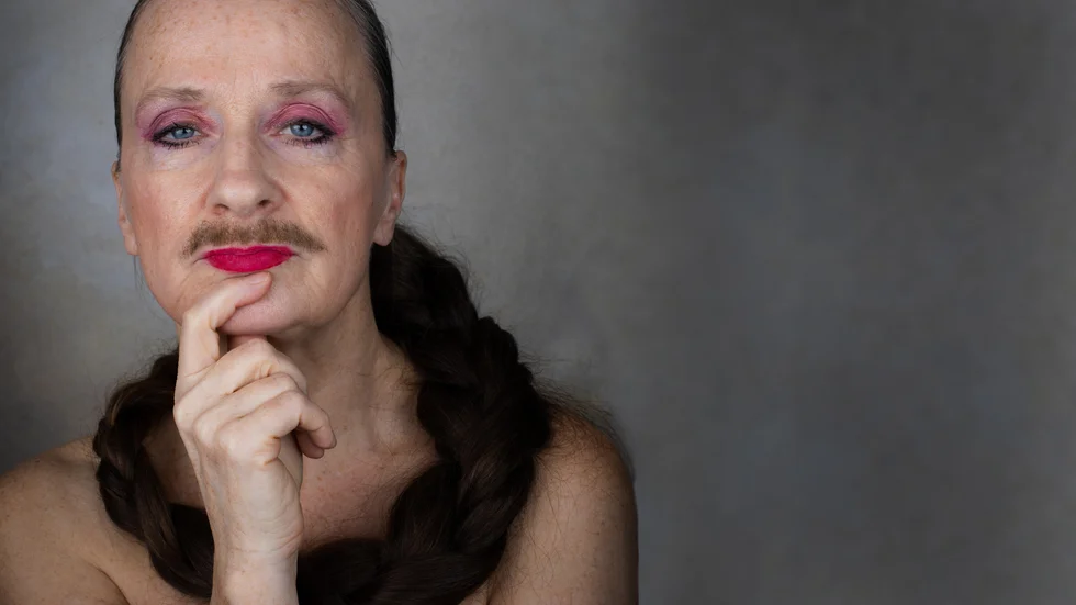 Artisten Maud Karlsson gör comeback med talkshowen "A la Maud" på UKK i april. Temat är män. 