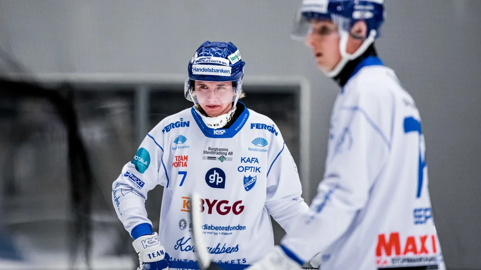 Kasper Hänninen och Aleksi Seppänen kan konstatera att IFK Motala har två mål att ta in i returen i åttondelsfinalen på onsdag. 