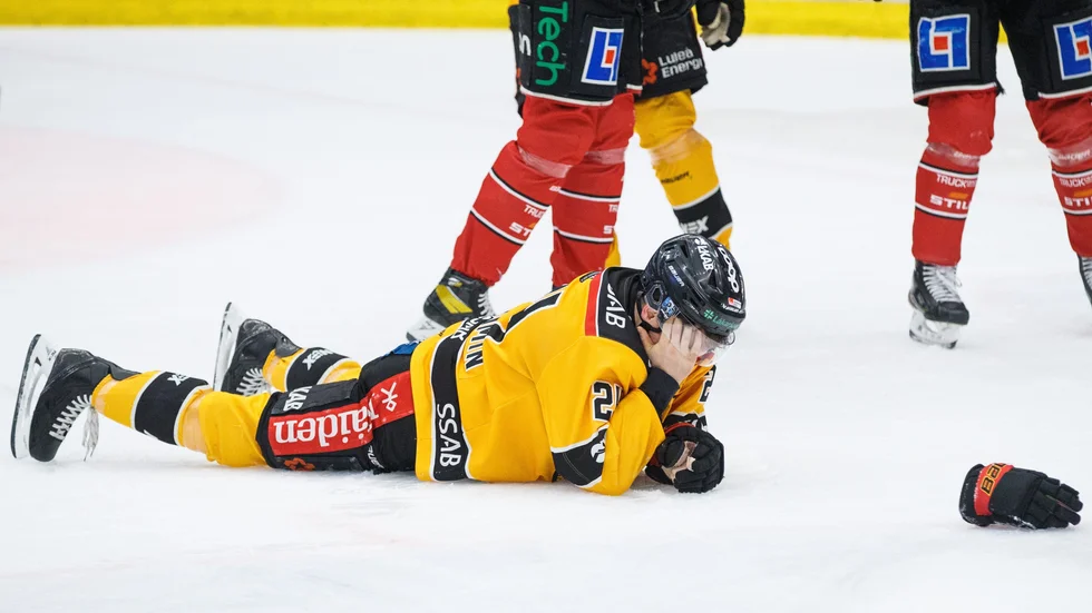 Brendan Shinnimin åkte på en propp av  Christopher Mastomäki och tvingades in i katakomberna för vård i den första perioden. 