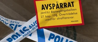 Efter branddådet i byn – den brännskadade kvinnan har dött • Nu misstänks mannen för mord