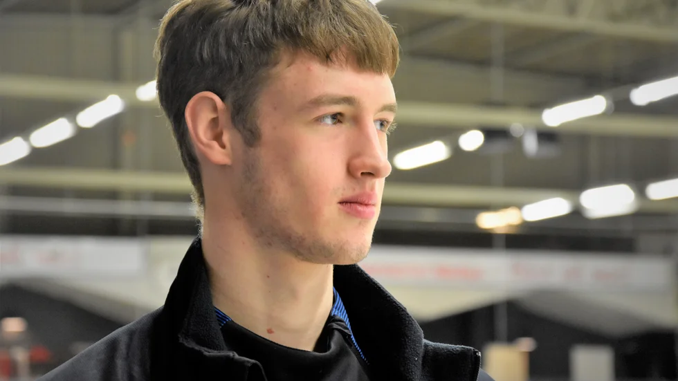 Mikhaylo Chikantsev får pengar från en insamling av Kalix Hockey.