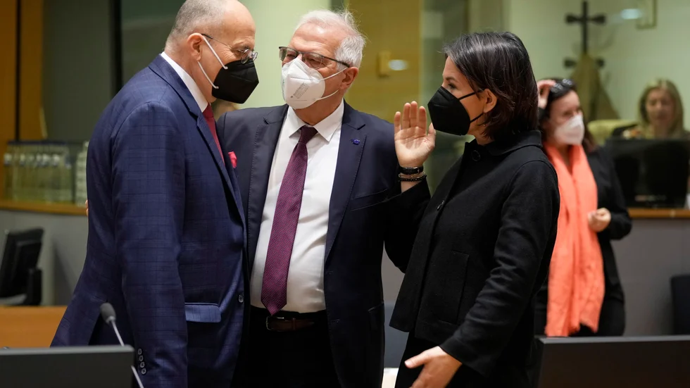 EU:s utrikeschef Josep Borrell (mitten) omgiven av utrikesministrarna i Polen och Tyskland – Zbigniew Rau och Annalena Baerbock – vid ett utrikesministermöte i Bryssel i måndags. Nu möts utrikesministrarna igen på samma plats.