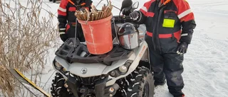 Dramatik vid plogningen på Nördfjärden – isen sprack: "Killen kunde med nöd och näppe backa därifrån"