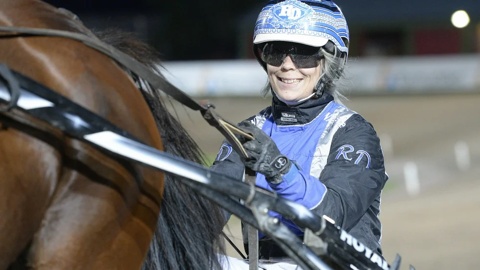 Rebecca Dahlén åker 70 mil enkel väg i jakt på karriärens första V75-triumf. (Foto: Kanal 75) Foto: Christer Norin/ALN.