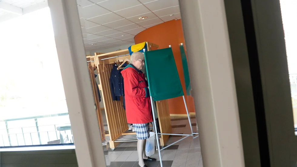 Kyrkoval. I dag håller vallokalerna öppna. En av de som var tidigt ute för att rösta var Sigrid Sturk, Frostkåge. Foto: Carina Kvist.