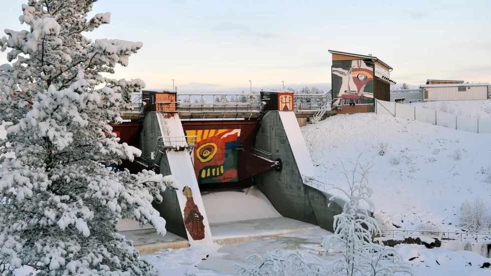 Akkats kraftstation i Jokkmokk. Flödena i kraftverken har bromsats för att främja isbildning och med andra faktorer bidrar det nu till rekordhöga elpriser.