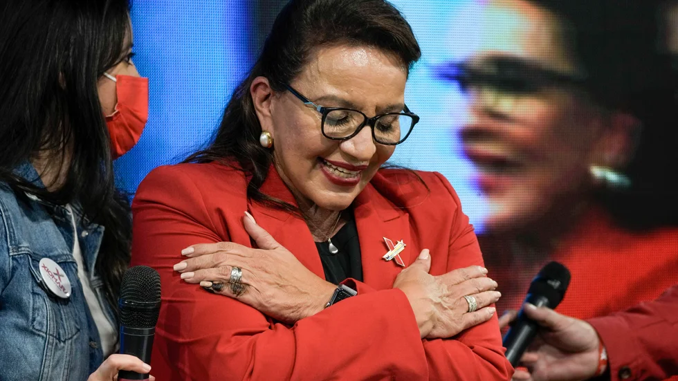 Xiomara Castro leder i rösträkningen efter presidentvalet i Honduras.