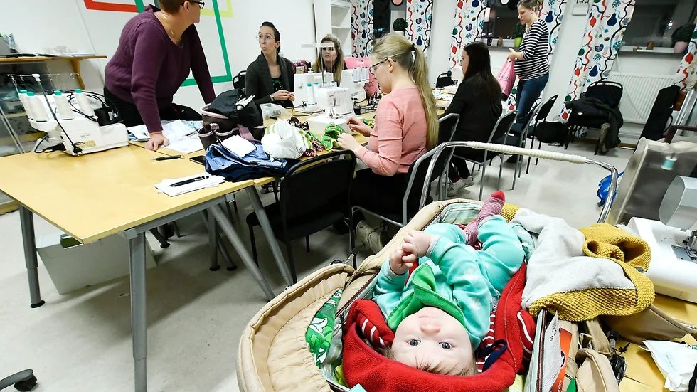 Cool baby. Tänk att vuxna har så mycket för sig jämt. Bara Efraim vet hur man tar det lugnt. Tids nog blir kläderna klara. Foto: Jeanette Lövgren.