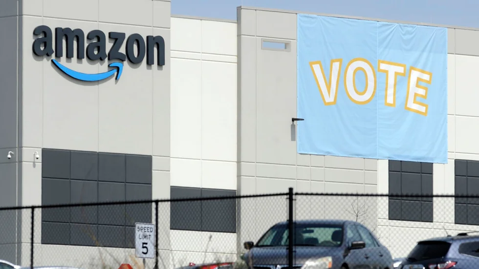 En flagga med uppmaningen att rösta hänger på Amazons lageranläggning i Bessemer i Alabama tidigare i år.