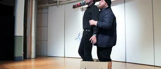 Lyfter samhällsfrågor med humor