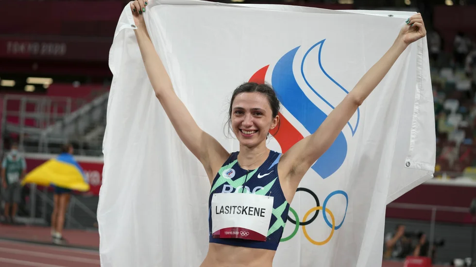 Ryskan Marija Lasitskene tog OS-guld i Tokyo förra året, under neutral flagg. Nu kastas hon och samtliga ryska idrottare ut från friidrottsgemenskapen. Arkivbild.