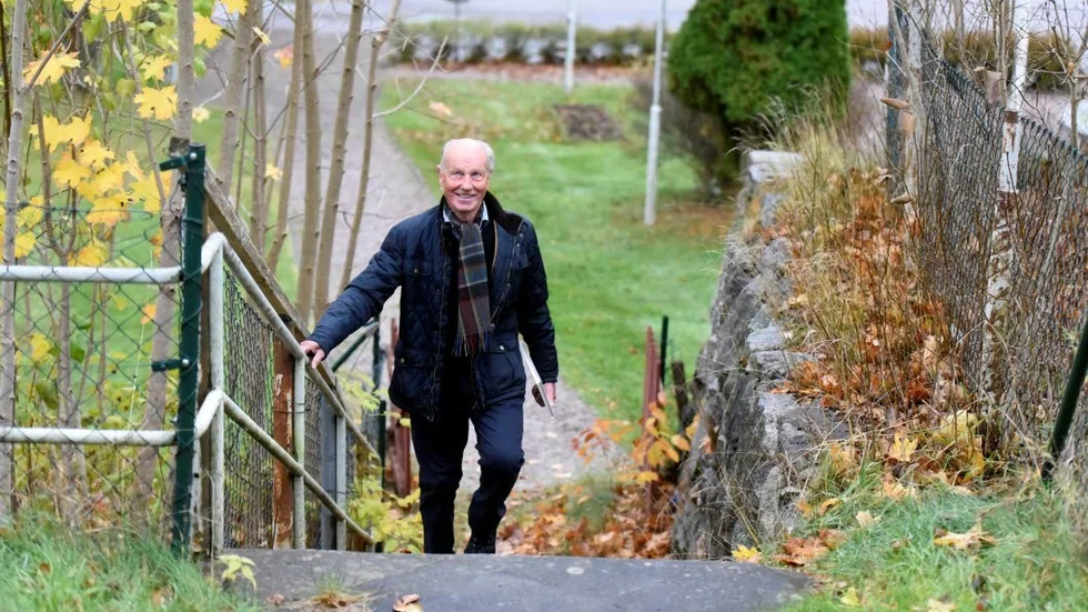 Trappan. Per-Inge Jansson går uppför trappan till "den gamla skolan" som han gjorde den där höstdagen 1948.