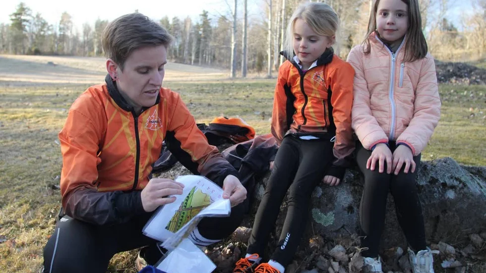 Eva Göhl, Malin Göhl och Ebba Magnusson snackar igenom vad de ska göra den här träningen.