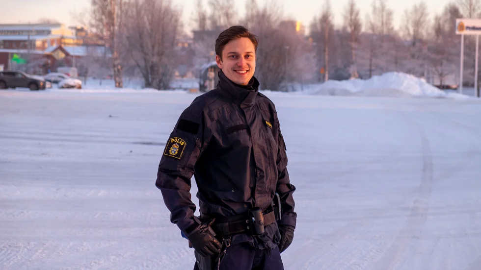 Youtubern Emil Hansius har i samarbete med polisen testat polisyrket från båda sidor. Resultatet av det är en timmeslång film som på tisdagen hade över över 228 000 visningar.
