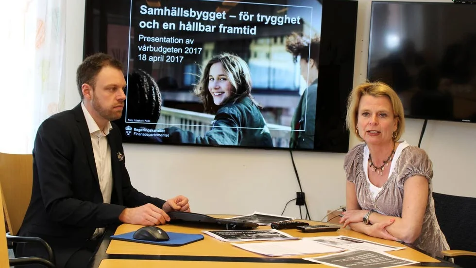 Vårbudget. Christoffer Bernsköld (S), hälso- och sjukvårdsregionråd, och minister Åsa Regnér (S) vid pressträffen på Vrinnevisjukhuset.