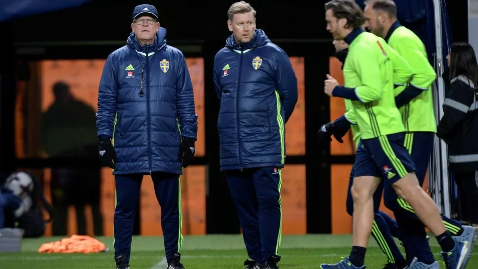 Gillar läget. Det gör de här två, förbundskapten Janne Andersson och assistenten Peter Wettergren inför VM-lottningen imorgon.