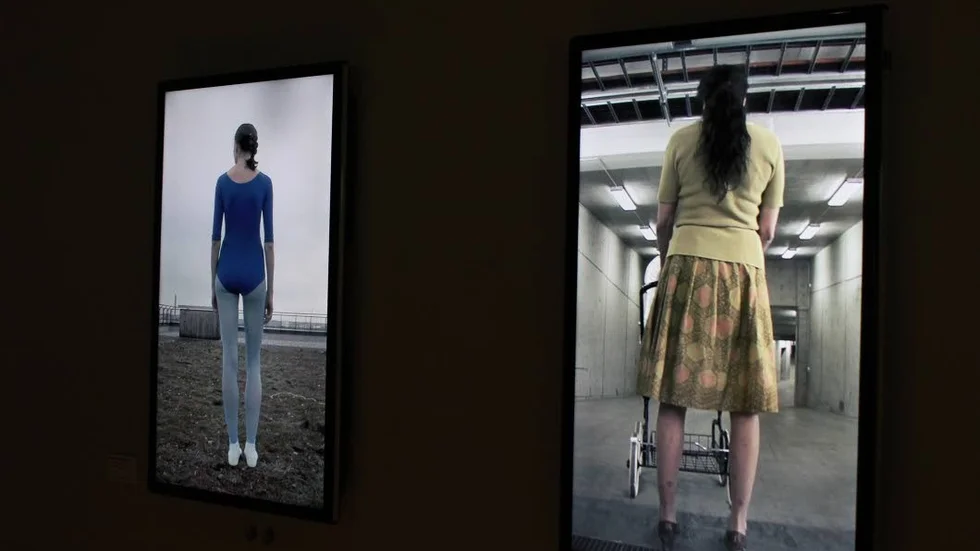 "Kvinnor som vänder". Interaktiv videoinstallation.