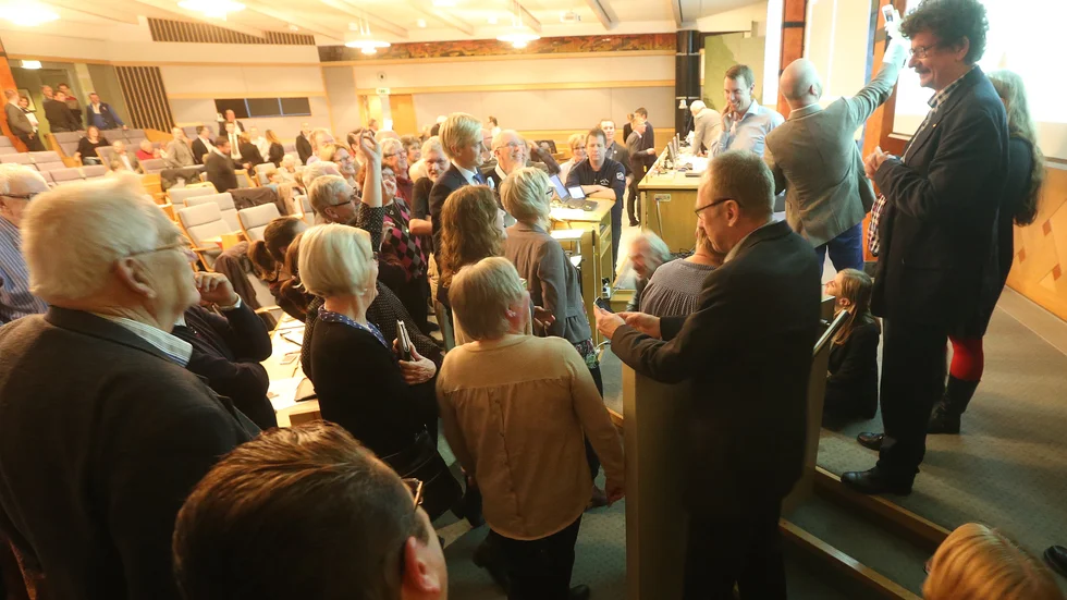 En bild från fullmäktige i Norrköping. Bilden har några år på nacken. Men det spelar mindre roll. Poängen med bilden är att den illustrerar offentligheten. Det är bara att gå in, lyssna och fota om man vill. 