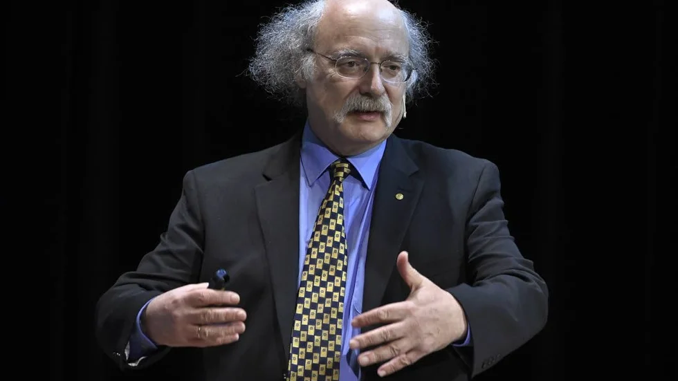 Uppmärksamhet. 2016 års Nobelpristagare i fysik Duncan Haldane föreläser på Stockholms universitet. Adam och Lukas kan vara på väg i hans fotspår. Det borde uppmärksammas stort skriver Jan Carle.