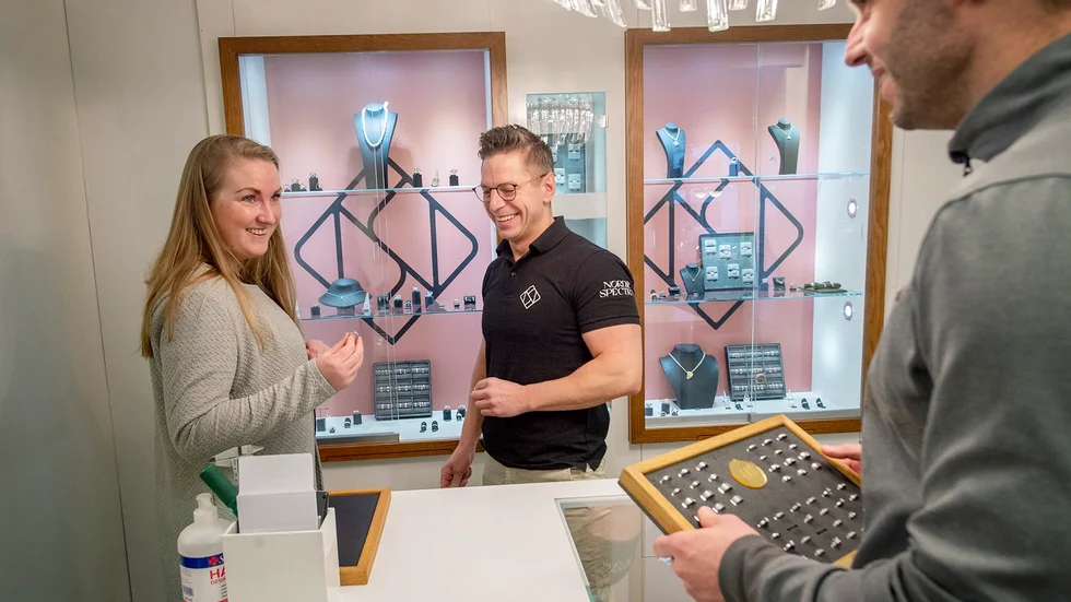 
Erika Ålund får information av guldsmeden Dennis Sellén. Den 22/2 februari gifter hon sig med Jimmy Gustafsson.