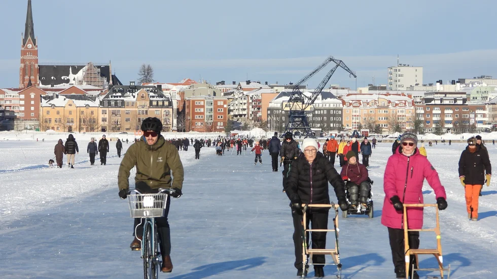 En ständig ström av sparkåkare, vandrare, skridskoåkare, skidåkare samsades om de omåttligt populära isvägarna i Luleå. En succé som växer för varje år!
