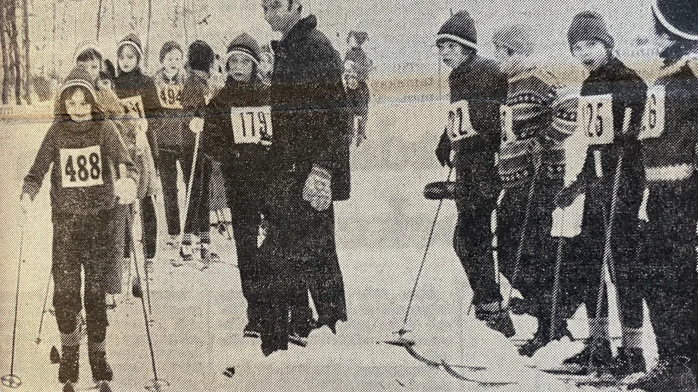 Skidtävlingar vid Sandbäcksskolan 1972. Tävlingsledaren Acke Gustavsson bland barnen, bland annat dottern Lena.