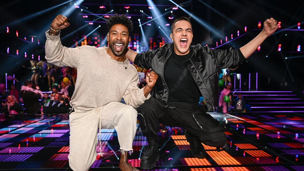 John Lundvik och Liamoo och jublar efter att ha gått direkt till final i melodifestivalens andra deltävling i Avicii Arena.