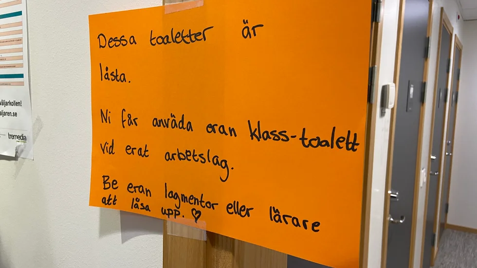 Nyköpings högstadium har fått låsa en stor andel av skoltoaletterna på grund av brandlarmen.