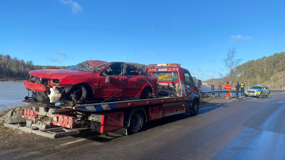 Bilen som anträffades i Valdemarsviken bärgades. Den bar tydliga skador från olyckan.