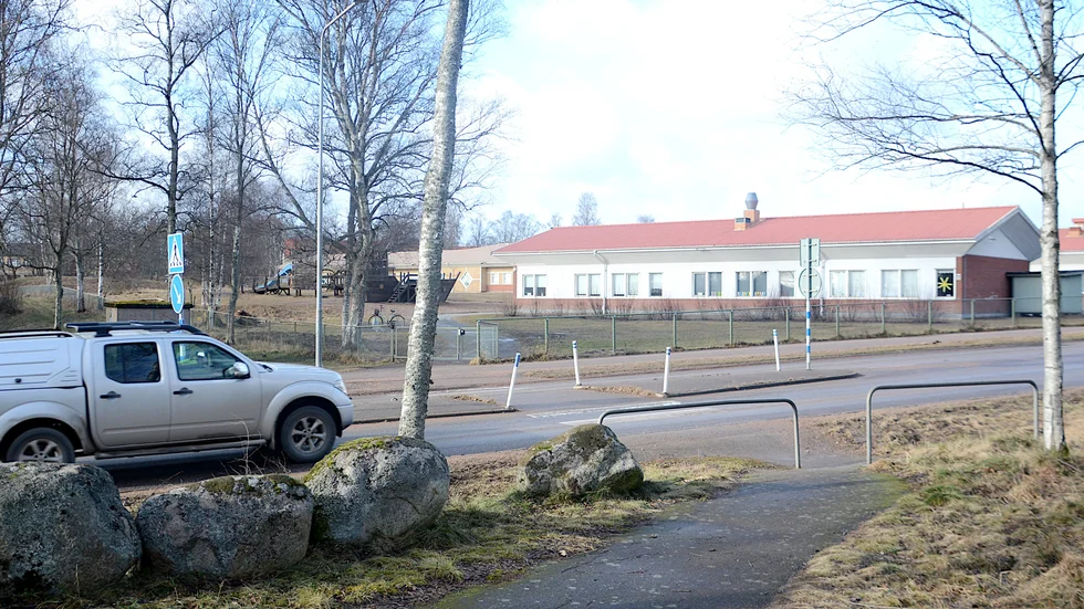 Övergångsstället mellan Vimarskolan och skogstigen till Folkets park-området är riskabelt för barn på väg till och ifrån skolan. Det anser en Vimmerbybo som vill se varnande ljussignaler på platsen.