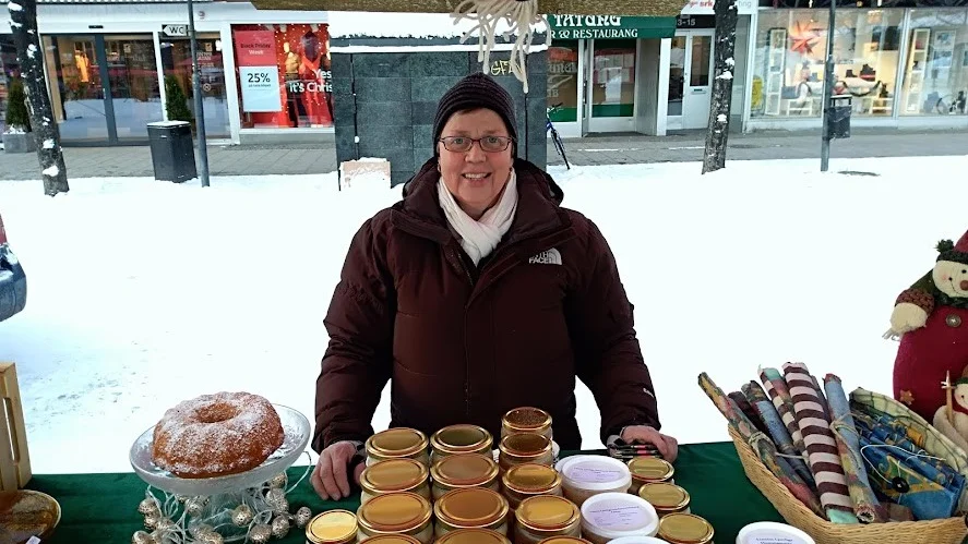 Maria Burman säljer produkter från sin biodling.