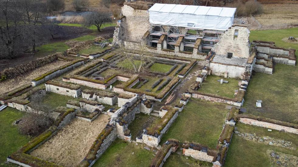 Alvastra kloster grundades 1143 av franska munkar. Klostret upplöstes under reformationen och idag är det bara ruiner kvar.