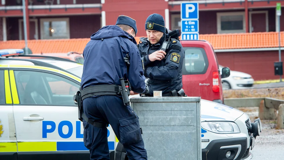 En polispatrull tog hand om de misstänkta sprängkapslarna i Brandkärr. 