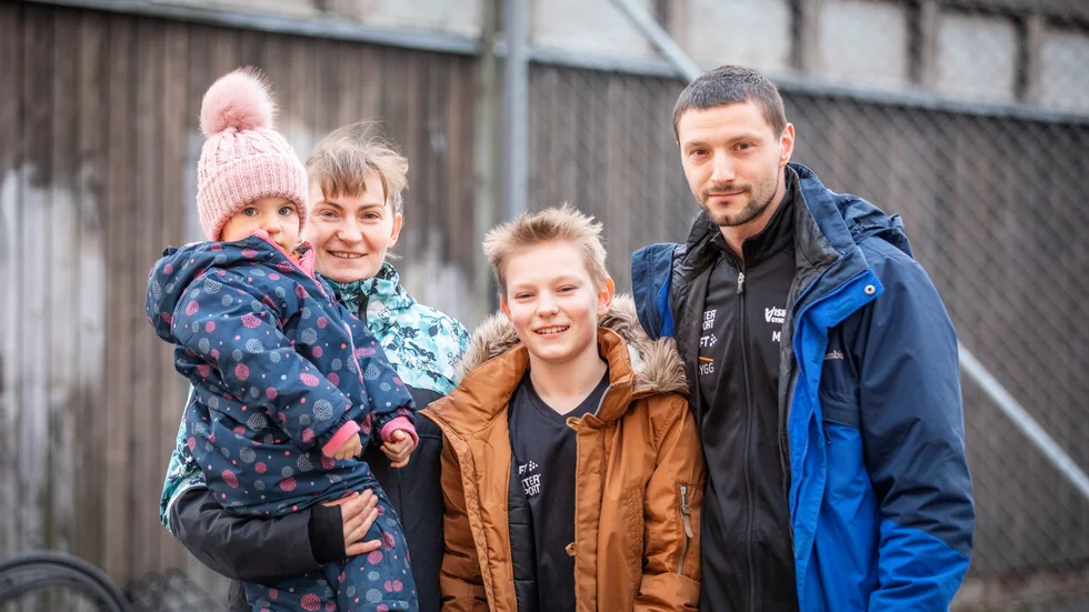 Familjen Shevchuk har börjat att rota sig på Gotland. Barnen trivs och Iryna och Maks arbetar som tränare åt idrottsföreningen Visbygymnasterna. "Vi är jättetacksamma för våra svenska vänner, för deras support och hjälp". 