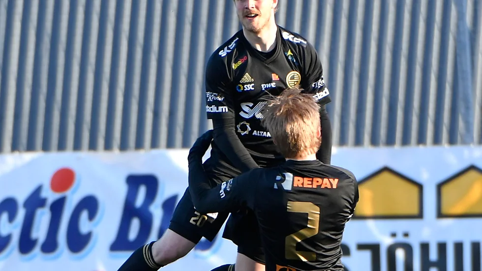 Skellefteås FF-mittfältaren Linus Almqvist jublar efter ett av sina två mål i derbyt mot Morön. Foto: Jeanette Lövgren.