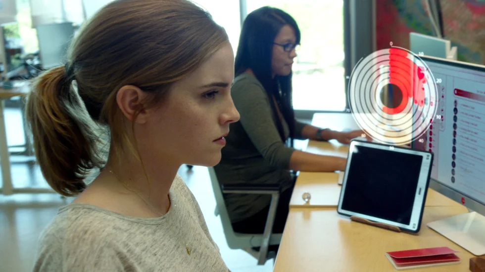 Utnyttjad. Emma Watson spelar Mae som får anställning på superföretaget The Circle.