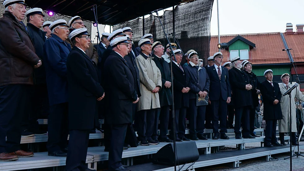 Västerviks manskör vid senaste tillfället då man sjöng med full styrka på Valborg, maj 2019.